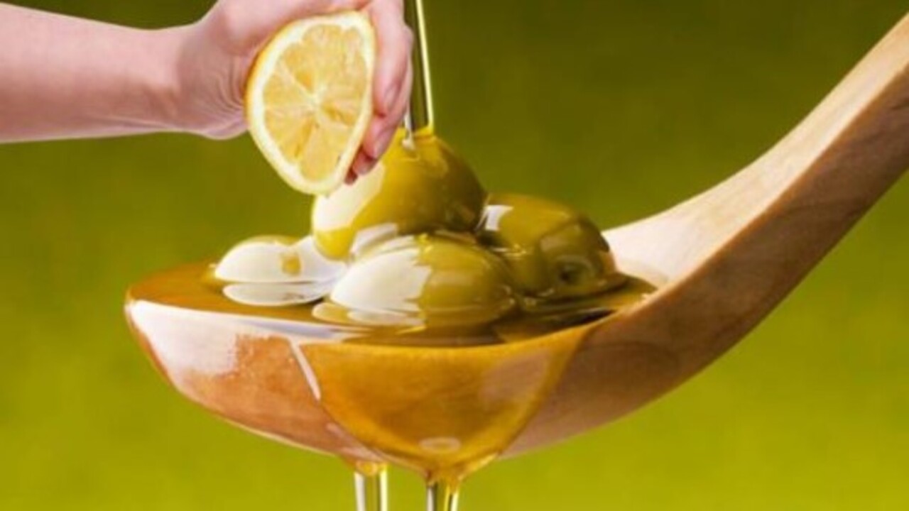 Foto - Faydasına çok şaşıracaksınız! Bir yemek kaşığı zeytinyağına iki damla limon sıkıp içince bakın ne oluyor