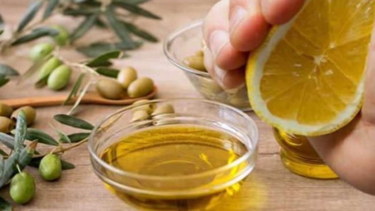 Foto - Faydasına çok şaşıracaksınız! Bir yemek kaşığı zeytinyağına iki damla limon sıkıp içince bakın ne oluyor