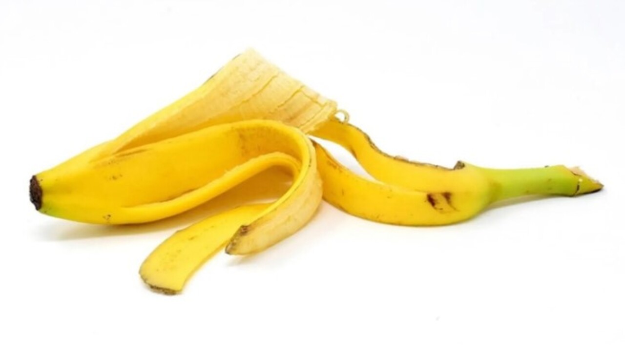 Faydasına çok şaşıracaksınız! Muz kabuğunu ayağınıza sürünce bakın ne oluyor