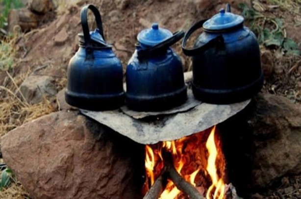 Faydasını bilseniz asla dökmezsiniz! Demlikte kalan çayları