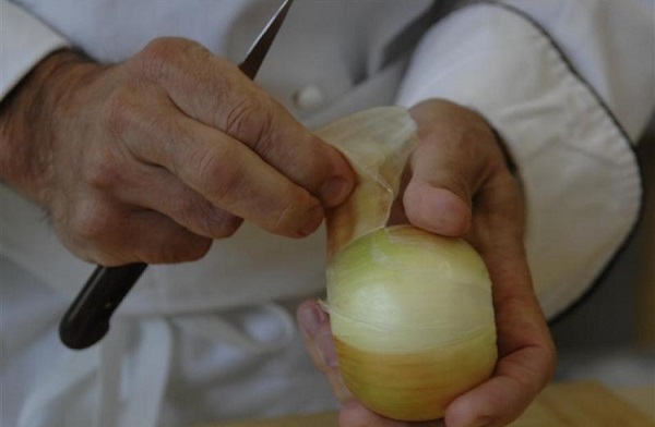 Foto - Faydasını duyduğunuzda inanamayacaksınız! Bakın soğanın üzerine karanfil yerleştirdiğinizde neler oluyor