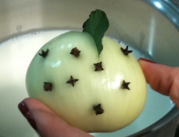 Foto - Faydasını duyduğunuzda inanamayacaksınız! Bakın soğanın üzerine karanfil yerleştirdiğinizde neler oluyor