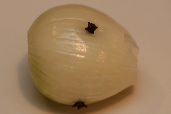 Foto - Faydasını duyduğunuzda inanamayacaksınız! Bakın soğanın üzerine karanfil yerleştirdiğinizde neler oluyor