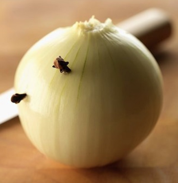 Foto - Faydasını duyduğunuzda inanamayacaksınız! Bakın soğanın üzerine karanfil yerleştirdiğinizde neler oluyor