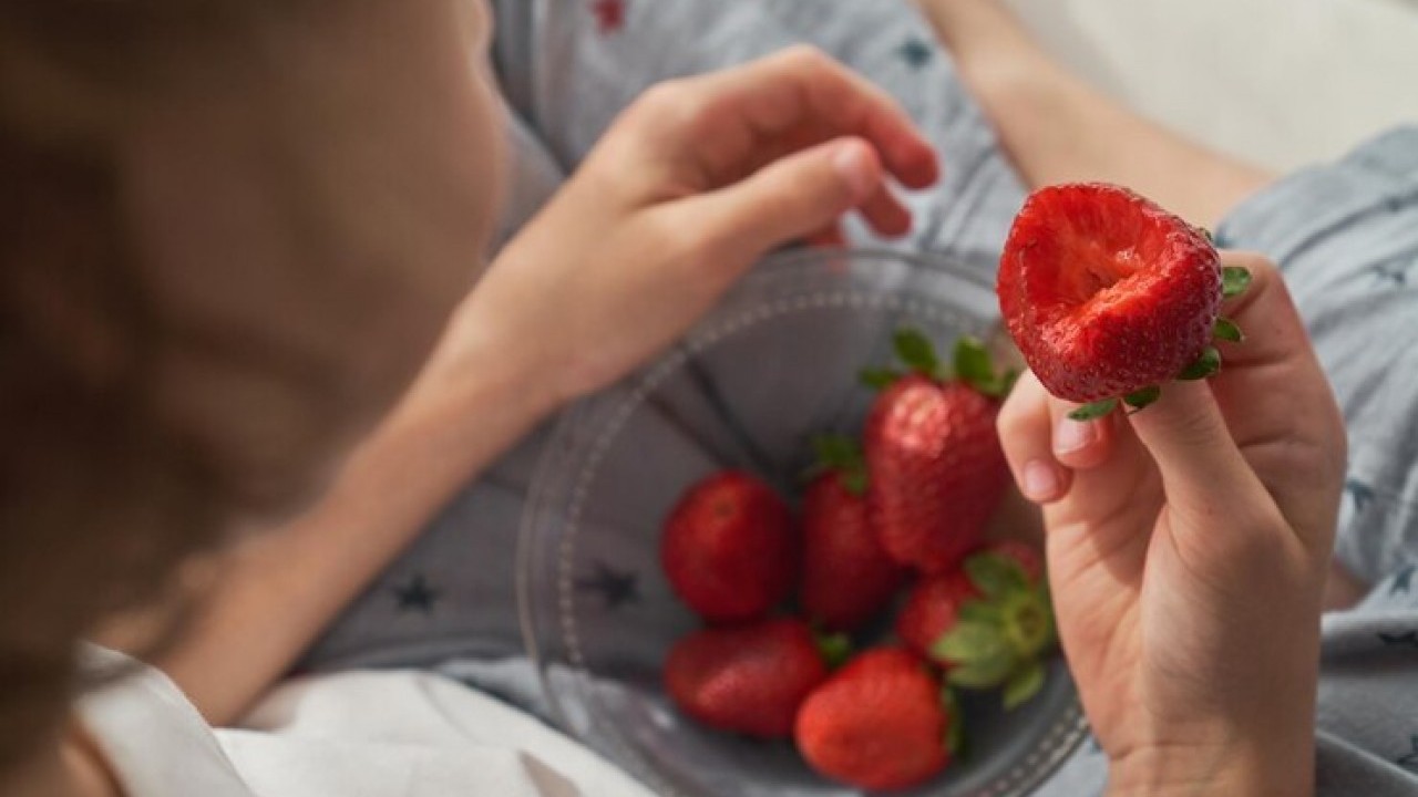 Fazla Çilek, Minik Bağırsaklarda Tehlike: Çocuklarda Kanamaya Sebep Olabilir!
