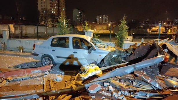 Foto - Feci anlar kamerada! Otomobilini kurtarırken kendisi çatının altında kaldı