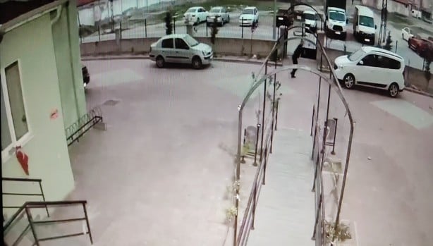 Foto - Feci anlar kamerada! Otomobilini kurtarırken kendisi çatının altında kaldı