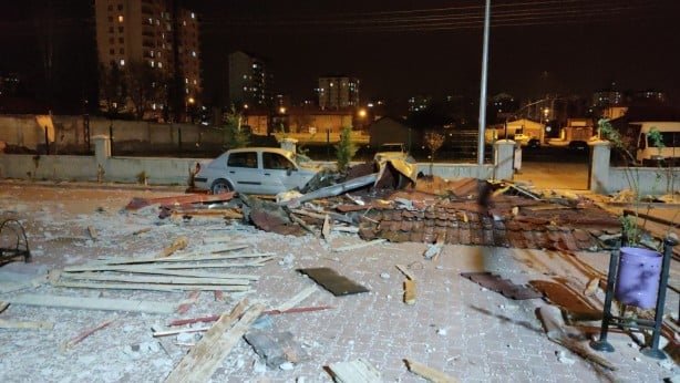 Foto - Feci anlar kamerada! Otomobilini kurtarırken kendisi çatının altında kaldı