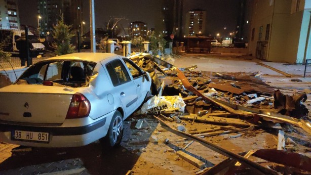 Foto - Feci anlar kamerada! Otomobilini kurtarırken kendisi çatının altında kaldı