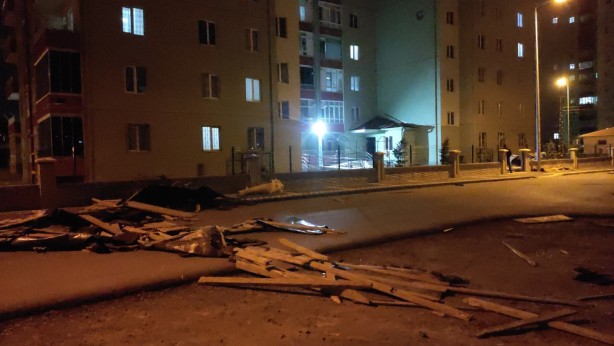 Foto - Feci anlar kamerada! Otomobilini kurtarırken kendisi çatının altında kaldı