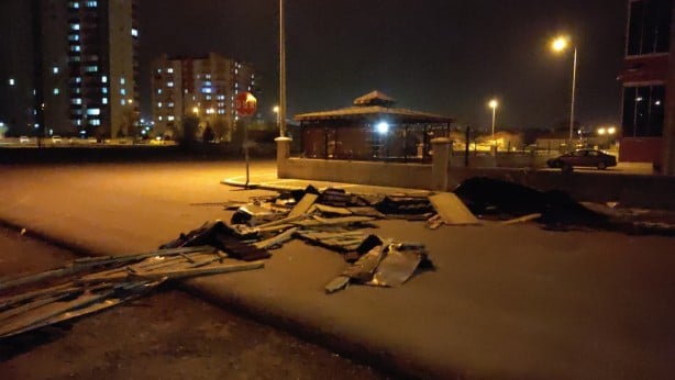 Foto - Feci anlar kamerada! Otomobilini kurtarırken kendisi çatının altında kaldı
