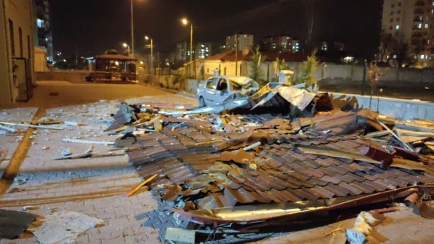 Foto - Feci anlar kamerada! Otomobilini kurtarırken kendisi çatının altında kaldı