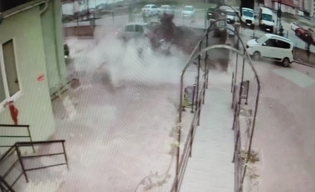 Foto - Feci anlar kamerada! Otomobilini kurtarırken kendisi çatının altında kaldı