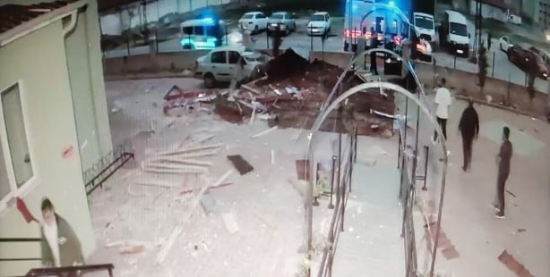 Feci anlar kamerada! Otomobilini kurtarırken kendisi çatının altında kaldı