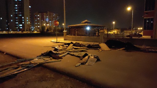Foto - Feci anlar kamerada! Otomobilini kurtarırken kendisi çatının altında kaldı