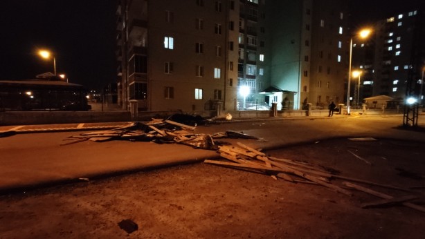 Foto - Feci anlar kamerada! Otomobilini kurtarırken kendisi çatının altında kaldı