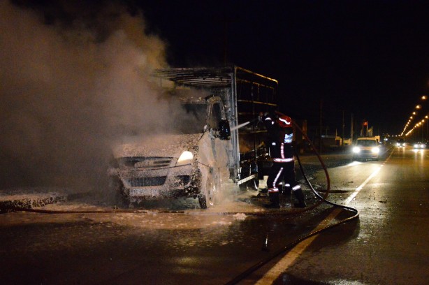 Foto - Feci anlar! Seyir halindeki kamyonet alev alev yandı! 