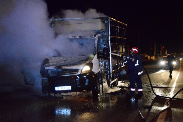 Foto - Feci anlar! Seyir halindeki kamyonet alev alev yandı! 