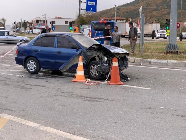 Foto - Feci kaza! 3 araç birbirine girdi: Ölü ve yaralılar var