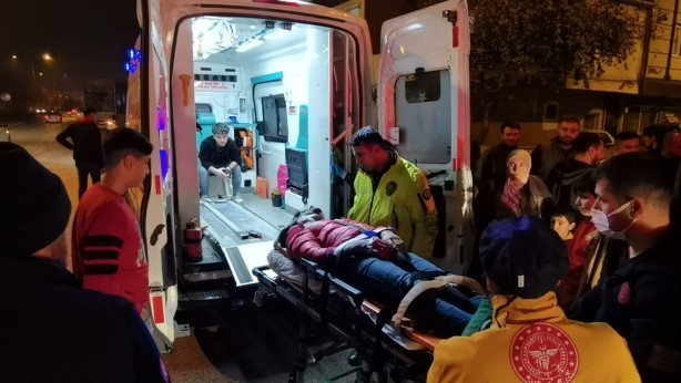 Foto - Feci kaza! Ağaca çarpan otomobil ikiye bölündü: 2 yaralı