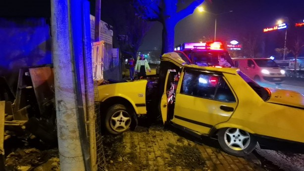 Foto - Feci kaza! Ağaca çarpan otomobil ikiye bölündü: 2 yaralı
