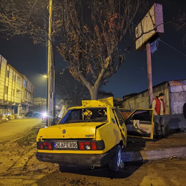 Foto - Feci kaza! Ağaca çarpan otomobil ikiye bölündü: 2 yaralı