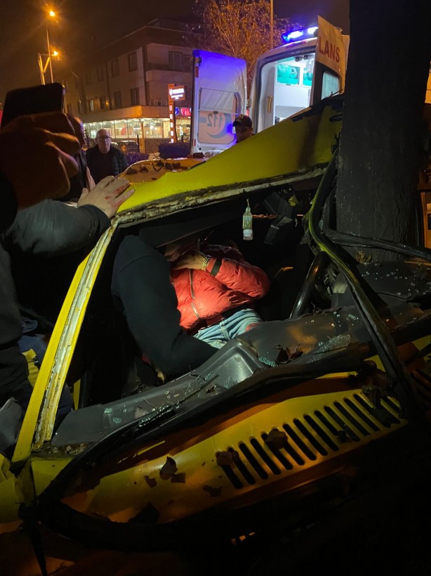 Foto - Feci kaza! Ağaca çarpan otomobil ikiye bölündü: 2 yaralı