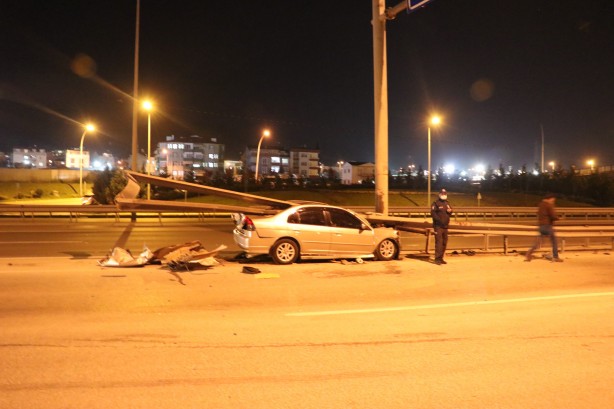 Foto - Feci kaza! Araba bariyerlere ok gibi saplandı!