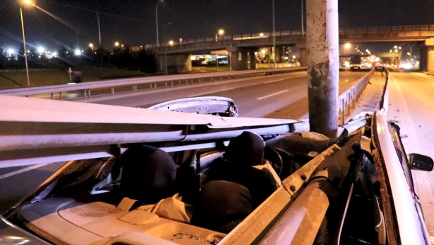 Foto - Feci kaza! Araba bariyerlere ok gibi saplandı!