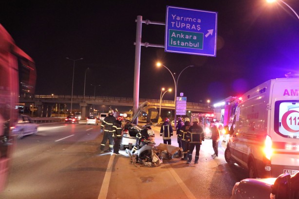 Foto - Feci kaza! Araba bariyerlere ok gibi saplandı!