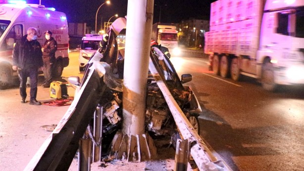 Foto - Feci kaza! Araba bariyerlere ok gibi saplandı!