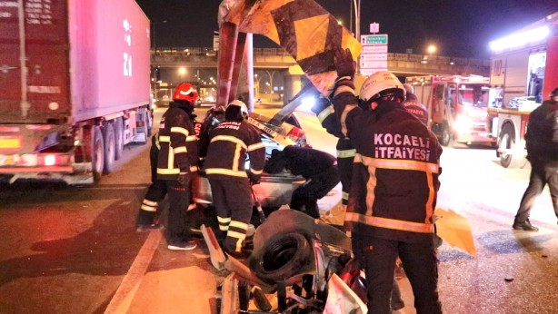 Feci kaza! Araba bariyerlere ok gibi saplandı!