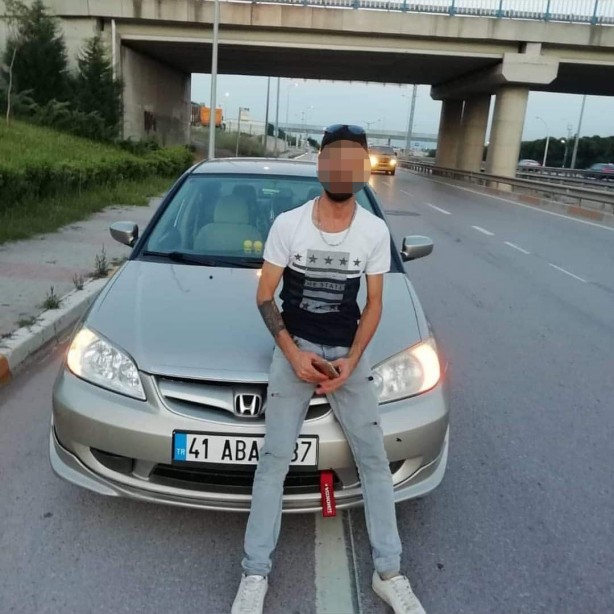 Foto - Feci kaza! Araba bariyerlere ok gibi saplandı!