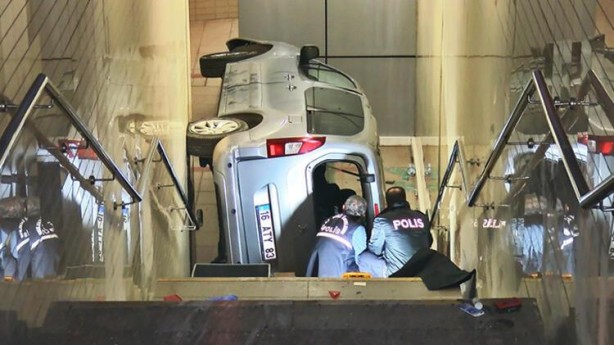 Foto - Feci kaza! Araç metro istasyonuna uçtu