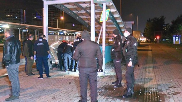 Foto - Feci kaza! Araç metro istasyonuna uçtu