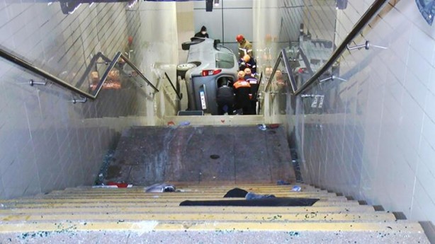 Foto - Feci kaza! Araç metro istasyonuna uçtu