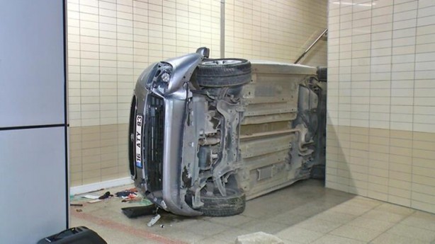 Foto - Feci kaza! Araç metro istasyonuna uçtu
