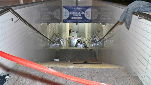 Foto - Feci kaza! Araç metro istasyonuna uçtu