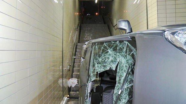 Foto - Feci kaza! Araç metro istasyonuna uçtu