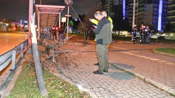 Foto - Feci kaza! Araç metro istasyonuna uçtu