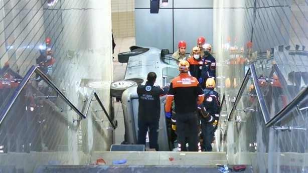 Foto - Feci kaza! Araç metro istasyonuna uçtu
