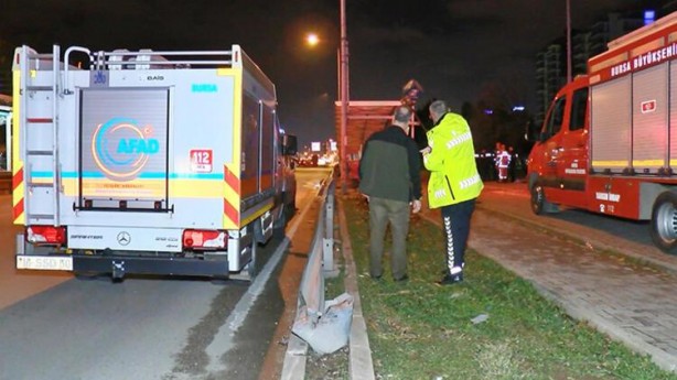 Foto - Feci kaza! Araç metro istasyonuna uçtu