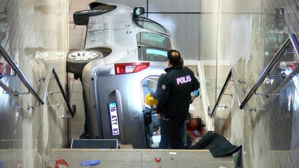 Foto - Feci kaza! Araç metro istasyonuna uçtu