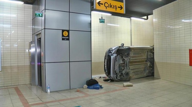 Foto - Feci kaza! Araç metro istasyonuna uçtu