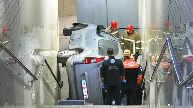Foto - Feci kaza! Araç metro istasyonuna uçtu