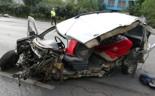 Feci kaza! Aracın motoru fırladı