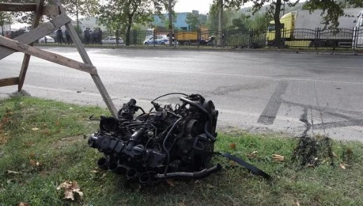 Foto - Feci kaza! Aracın motoru fırladı