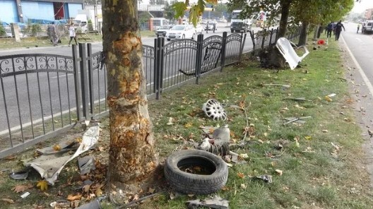 Foto - Feci kaza! Aracın motoru fırladı