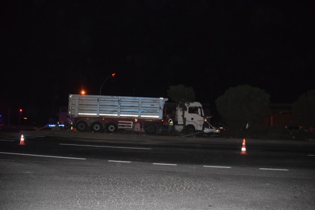 Feci kaza! Belediye otobüsü ile tır çarpıştı: 12 yaralı