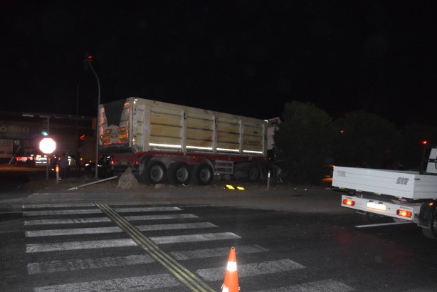 Foto - Feci kaza! Belediye otobüsü ile tır çarpıştı: 12 yaralı